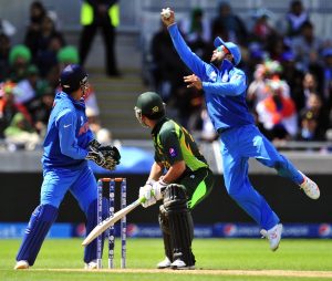 بھارت کی صرف باؤلنگ اور بیٹنگ ہی نہیں بلکہ فیلڈنگ بھی بہت شاندار رہی، جیسا کہ ویراٹ کوہلی کا یہ کیچ (تصویر: AFP)