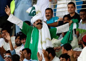 ابوظہبی میں عید کے دن ہزاروں تماشائی پاکستانی بلے بازوں کی کارکردگی سے محظوظ ہوئے (تصویر: AFP)