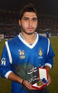 عثمان شنواری نے فائنل میں صرف 9 رنز دے کر 5 وکٹیں حاصل کیں جس میں مصباح الحق کی قیمتی وکٹ بھی شامل تھی (تصویر: Farhan Nisar) 