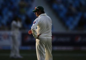 سعید اجمل کی ناکامی کی وجہ سے پاکستانی باؤلنگ بے بسی کی تصویر بنی دکھائی دیتی ہے (تصویر: AP)
