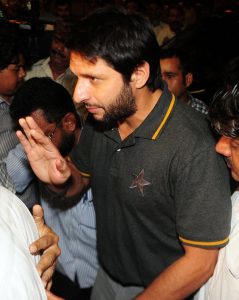 اپنی منفی سوچ کی وجہ سے ویسٹ انڈیز کے خلاف ہارے، شاہد خان (تصویر: AFP) 