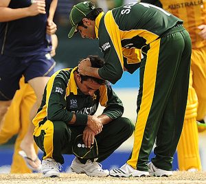دل شکستہ سعید اجمل نے اس مقابلے کو کیریئر کا بدترین میچ قرار دیا تھا (تصویر: AFP)