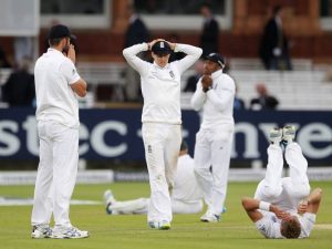 انگلستان کے لیے یہ ڈرا شکست سے کم ڈراؤنا نہیں تھا، وہ فتح کے بہت قریب آئے، بس قسمت ساتھ نہ دے سکی (تصویر: Getty Images)