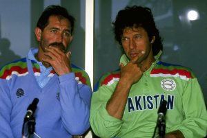 عالمی کپ 92ء میں انگلستان پاکستان کے مقابلے میں بہت بدقسمت رہا، پہلے مرحلے میں جیتا ہوا مقابلہ بارش کی نذر ہوا اور فائنل میں بھی شکست ہوئی (تصویر: Getty Images) 