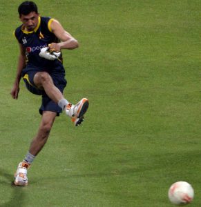 جنید خان گزشتہ چند مہینوں میں دوسری بار تربیت کے دوران زخمی ہوئے اور اب عالمی کپ کی دوڑ سے باہر ہوتے دکھائی دے رہے ہیں (تصویر: AFP) 
