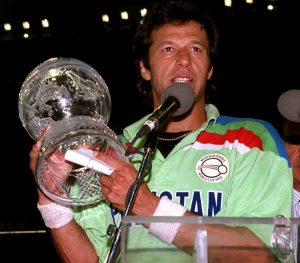 عمران خان چار بار کوشش کے باوجود عالمی کپ نہ جیت سکے، اور جب کوئی توقع اور امید نہ تھی اس وقت ناممکن کو ممکن کر دکھایا (تصویر: PA Photos) 
