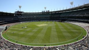 آئی سی سی بیٹ اور بال کے درمیان بگڑتے ہوئے توازن پر تشویش میں مبتلا دکھائی دیتا ہے اس لیے پہلے قدم کے طور پر باؤنڈری لائن کی کا فاصلہ بڑھایا جا رہا ہے (تصویر: Cricket Australia) 