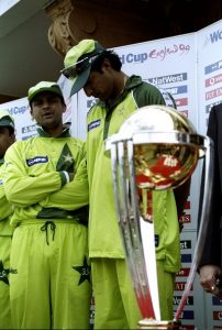 شرم سے جھکا ہوا یہ سر عالمی کپ 1999ء کے فائنل میں پاکستان کی کارکردگی کو ظاہر کررہا ہے (تصویر: Getty Images) 