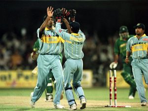 جب پاکستان حاوی تھا، عین اس وقت عامر سہیل کی غیر ضروری حرکت بھارت کو مقابلے میں واپس لے آئی  (تصویر: Getty Images) 