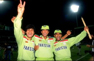 عالمی کپ 1992ء صرف اس لیے یادگار نہيں تھا کہ پاکستان نے جیتا، بلکہ اس لیے کہ اس نے بین الاقوامی کرکٹ کو جدت کے نئے معیارات دیے (تصویر: Getty Images) 